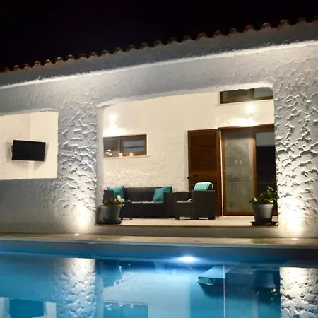 Ferienhaus Olas, 500m From The Sea With Private Pool Agrustos