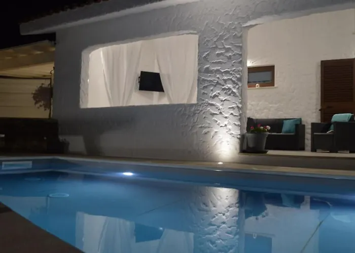 Сasa de vacaciones Olas, 500m From The Sea With Private Pool Agrustos